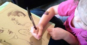 Mica Angela Hendricks e as artes com sua filha de quatro anos