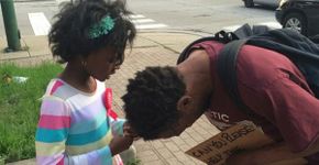 Menina de 9 anos ora por morador de rua e foto viraliza no Facebook