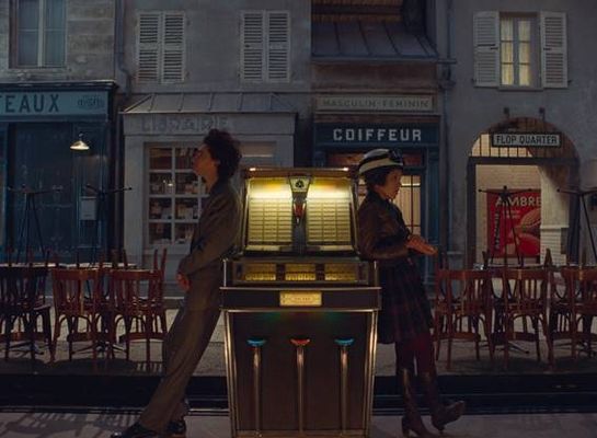 Timothée Chalamet e Lyna Khoudri em cena do filme