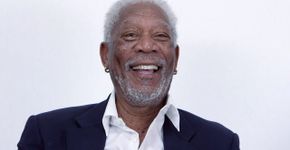 Vídeos mostram Morgan Freeman assediando repórteres