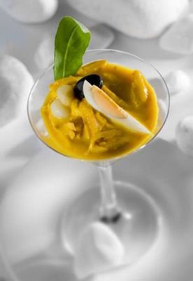 Aji de gallina: frango desfiado, molho de pimenta amarela peruana, guarnição de batata e arroz