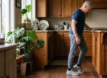 Featured side: Por que começamos a tropeçar ao caminhar com os anos e como fortalecer o pé com um movimento simples