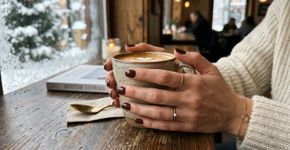 Esqueça o vermelho: esta cor elegante deve aparecer muito nas unhas neste inverno