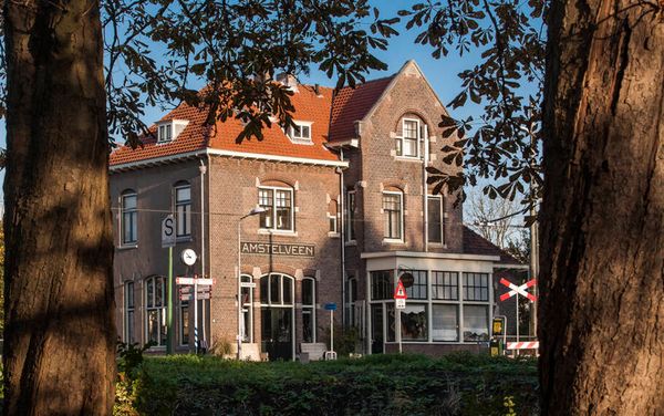Este hotel fica onde antes funcionava uma estação de trem na cidade de Amstelveen