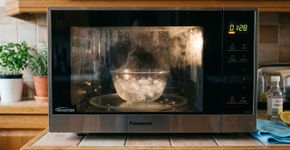 Gelo no micro-ondas? O truque inusitado que derrete a sujeira e tira o mau cheiro em 3 minutos