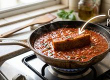 Featured side: Os italianos concordam: para deixar o molho de tomate caseiro mais encorpado e saboroso, o segredo é adicionar uma casca de parmesão curada durante o cozimento da receita