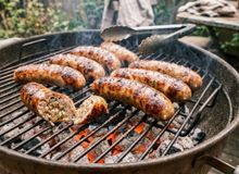 Featured side: Pare de furar a linguiça antes de grelhar: o segredo dos churrasqueiros para ela ficar suculenta sem precisar de marinada