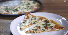 Leve, crocante e sem glúten: faça uma pizza com massa de couve-flor