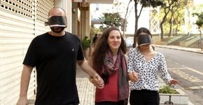 Caminhando de olhos vendados por SP, grupo aprende a enxergar melhor a cidade