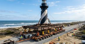 Um farol de 4.830 toneladas e 64 metros de altura foi erguido sobre trilhos de aço e percorreu 880 metros em 23 dias, sem perder um único tijolo, para escapar do avanço do mar