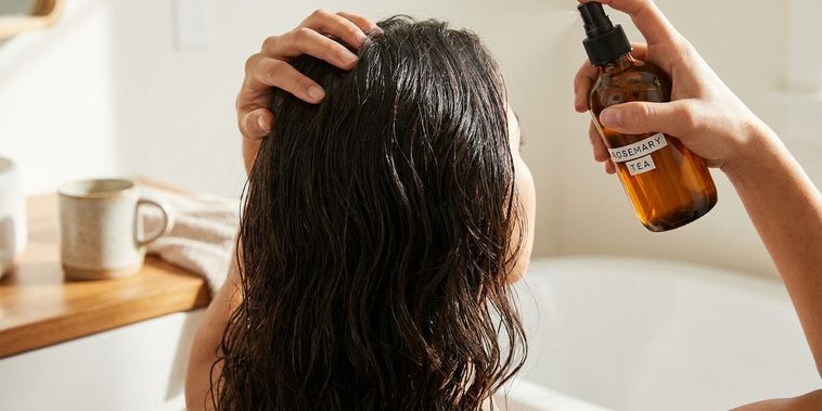 Featured main: 5 benefícios de usar chá de alecrim para o cabelo
