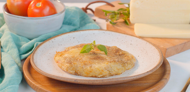 Batata rosti recheada à moda caprese: fácil e rápida