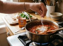 Featured side: Por que se deve adicionar bicarbonato de sódio ao molho de tomate e qual a sua função?