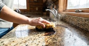 Misture café usado com vinagre: um truque simples que ajuda a limpar a cozinha facilmente