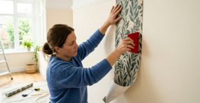 Nem tinta nem papel de parede: uma ideia inteligente para transformar a parede da sala sem obra