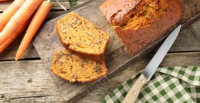 Esse bolo de cenoura proteico é uma opção prática e saborosa para o lanche da tarde e fica pronto em poucos minutos