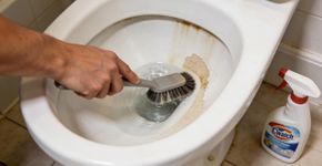 O erro comum na limpeza do banheiro que faz o vaso sanitário ficar sempre manchado