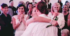 Mulher recebe pedido de casamento durante cerimônia de sua melhor amiga