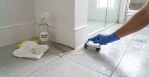 Derramar vinagre branco nos cantos do banheiro: para que serve e quando deve ser feito