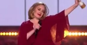Adele ganha Brit Awards e dedica prêmio à cantora Kesha
