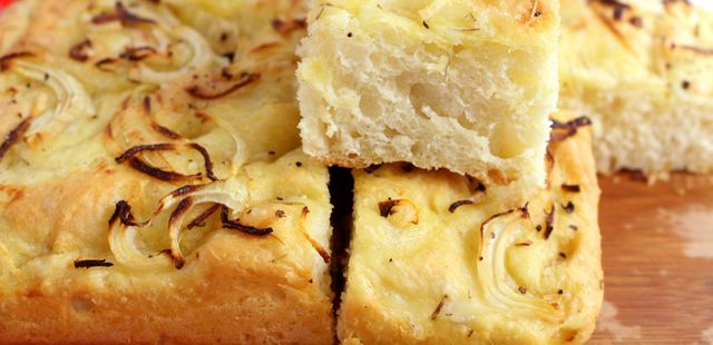 Focaccia de cebola com ervas para surpreender os amigos