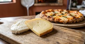 Queijo muçarela ou queijo prato: qual a diferença e qual é melhor comprar