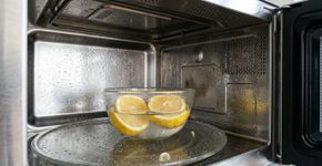 Esprema limão em uma tigela com água e ligue o micro-ondas: o vapor formado lá dentro ajuda a amolecer a sujeira grudada e permite terminar a limpeza apenas passando um pano