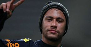 Neymar posa de cueca para as lentes de Mario Testino