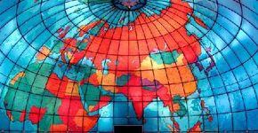 Mapa-múndi gigante feito de vidro é destaque em biblioteca