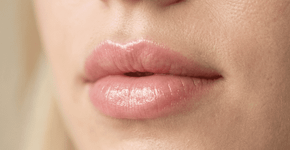Como preparar um esfoliante labial com açúcar e óleo de coco para remover a pele ressecada e deixar os lábios macios