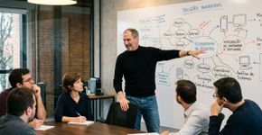 Steve Jobs, em 1982: “Inteligência é como ver uma cidade do 80º andar, enquanto outros tentam descobrir como ir do ponto A ao ponto B lendo mapas absurdos.”