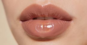 Gloss ou batom matte? Entenda como cada acabamento interfere no volume visual dos lábios