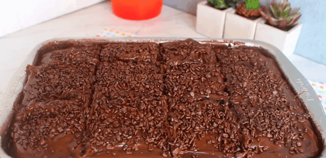 Bolo de chocolate molhadinho e com muita cobertura; você vai amar essa receita