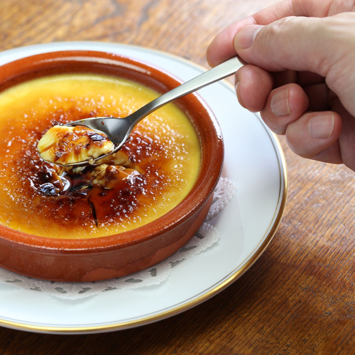 Aprenda a fazer um delicioso crème brûlée em casa