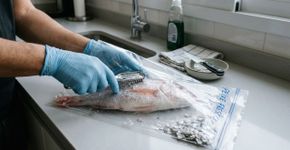 Como remover escamas de peixe sem fazer sujeira: um truque simples que funciona