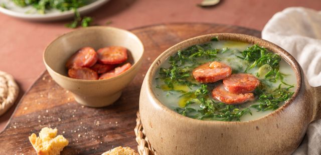 Caldo verde com linguiça defumada fica pronto em poucos minutos e é irresistível