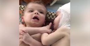 Gêmeos siameses fazem carinho um no outro após cirurgia