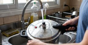 Como destampar uma panela de pressão travada em apenas 30 segundos com um truque simples e sem forçar a tampa