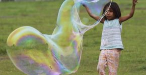 5 brincadeiras baratas e divertidas para distrair seus filhos