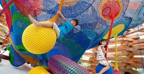 Conheça o incrível playground de crochê da artista Toshiko Horiuchi