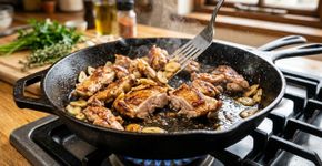 O frango mais suculento não é feito no forno e leva 1 colher de sopa de vinagre e 100g de parmesão