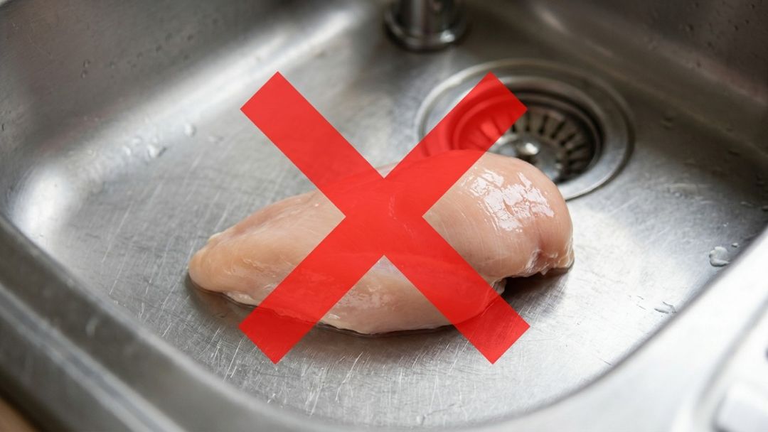 Gotículas de água contaminada podem atingir louças limpas e outros alimentos.