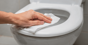 Muitos brasileiros não entendem por que não se deve limpar o assento do vaso sanitário com papel higiênico