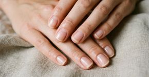 Adeus às unhas de gel: conheça a nova tendência que valoriza as unhas naturais, ajuda a fortalecê-las e deixa as mãos ainda mais bonitas