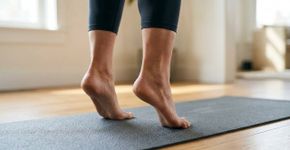 Ficar na ponta dos pés por alguns segundos parece fácil, mas o exercício revela equilíbrio e força que mudam com a idade