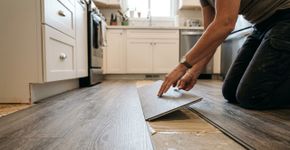 Piso de cozinha de porcelanato está fora de linha: a nova opção mais leve, fácil de limpar e que não mancha com o uso