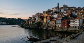 Espalhada pelas encostas que descem até a foz do Douro, uma cidade de dois mil anos reúne catedral românica, Bolsa neoclássica e igreja manuelina: o centro português cujo crescimento esteve ligado ao comércio e às rotas marítimas
