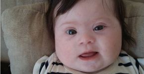 Mãe de bebê com Down responde comentários ofensivos na web