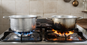 O que significa quando a chama do fogão da cozinha fica laranja e começa a deixar o fundo das panelas todo preto de fuligem