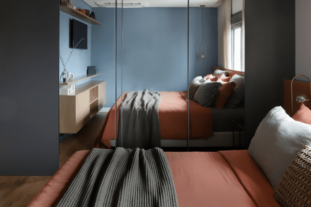 A combinação de diferentes tons de azul ajuda a criar profundidade e personalidade sem deixar o quarto visualmente pesado (Imagem: Mariana Orsi | Projeto: BMA Studio)